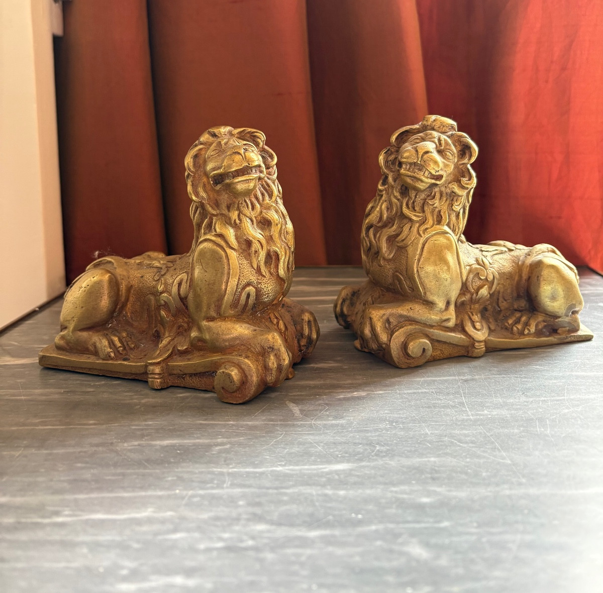 Paire de têtes de chenets en forme de lions