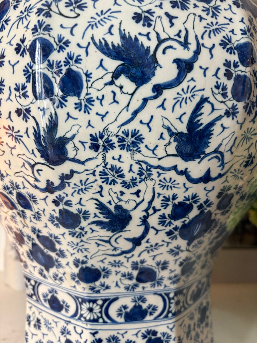 Grande potiche en faïence de Delft à décor de putti-photo-2