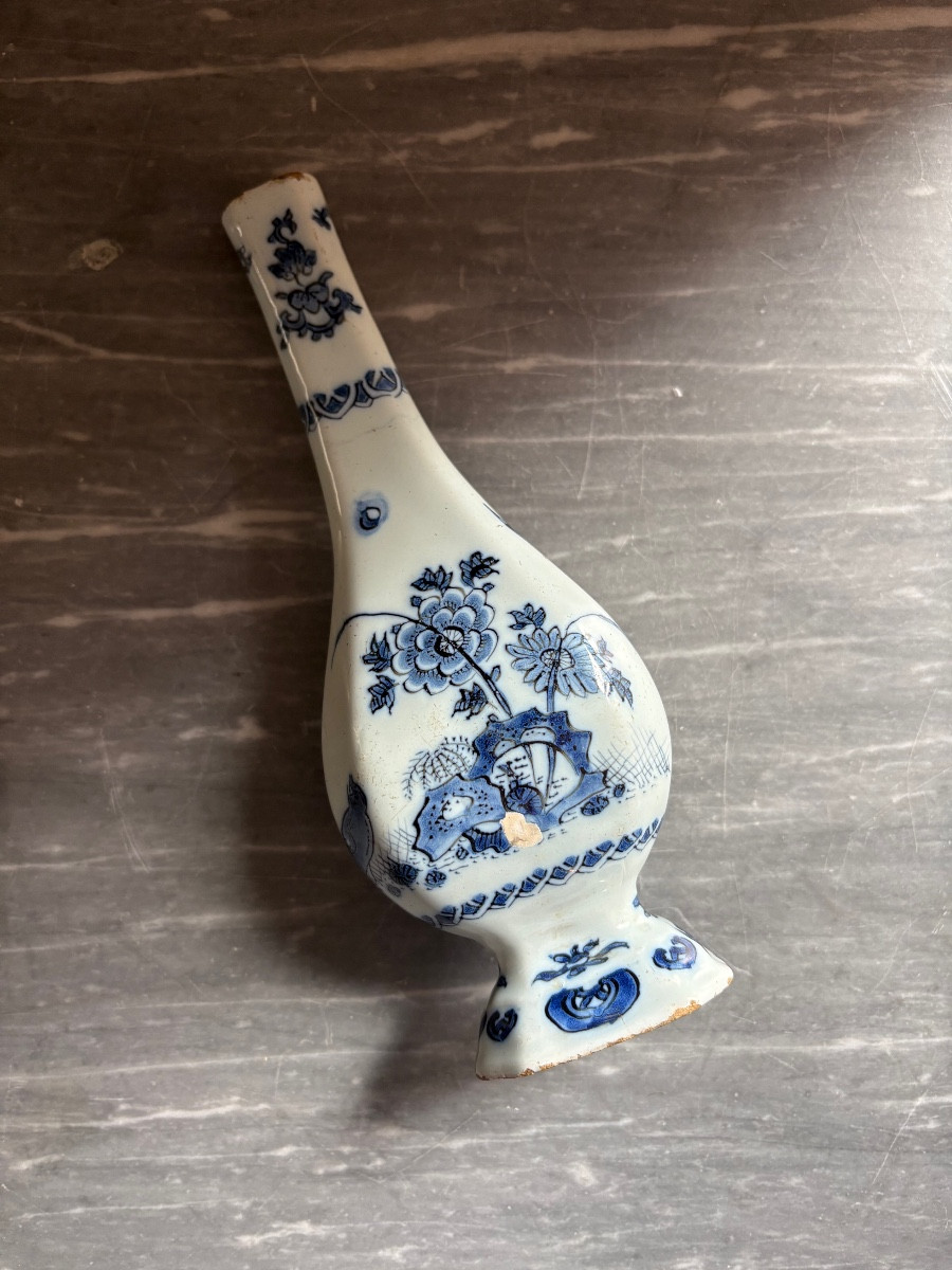 Flacon en faïence de Delft, fin du XVIIe siècle 
