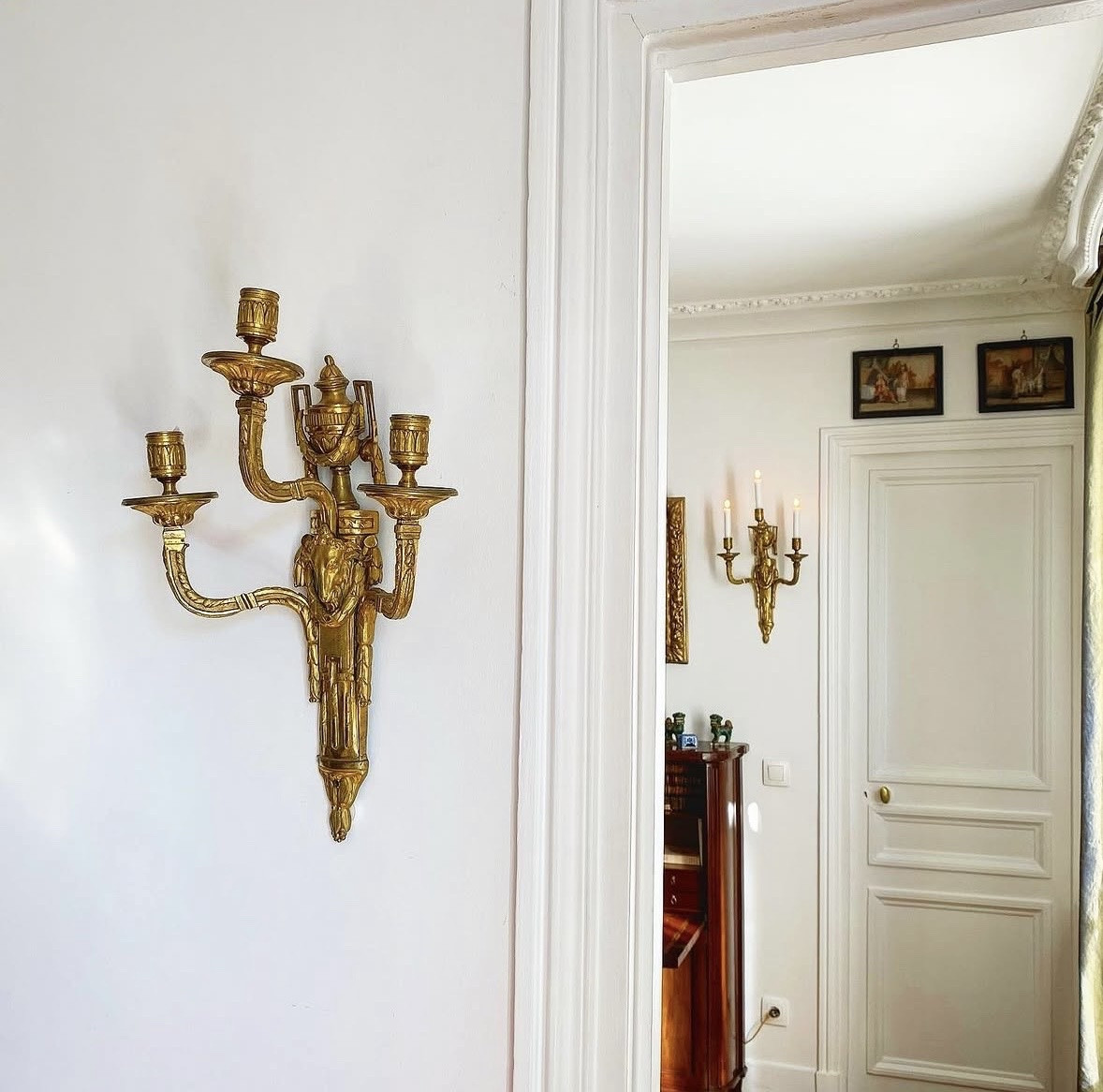 Paire d’appliques à trois bras de lumières à décor de tête de bélier -photo-2