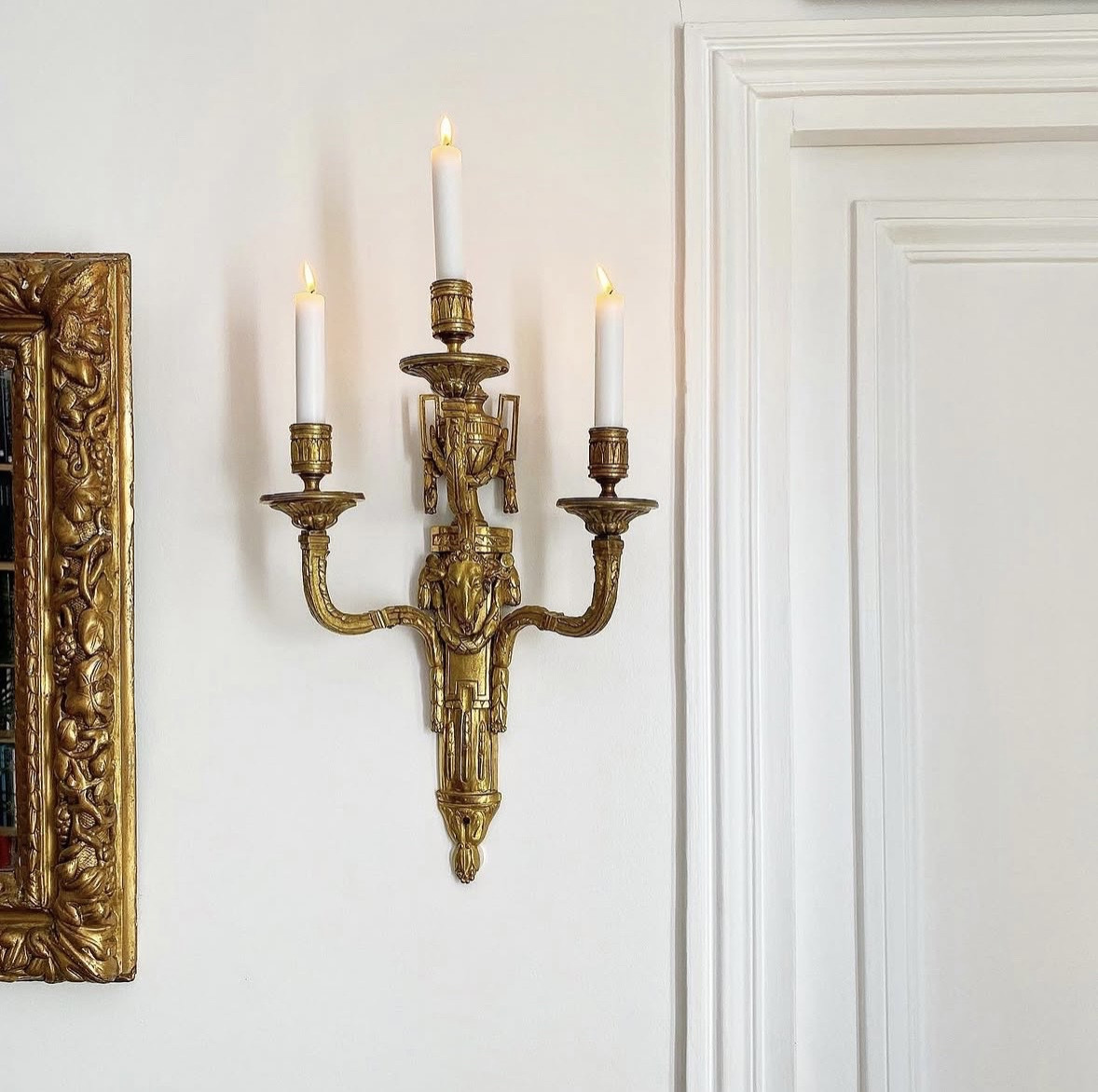 Paire d’appliques à trois bras de lumières à décor de tête de bélier -photo-3