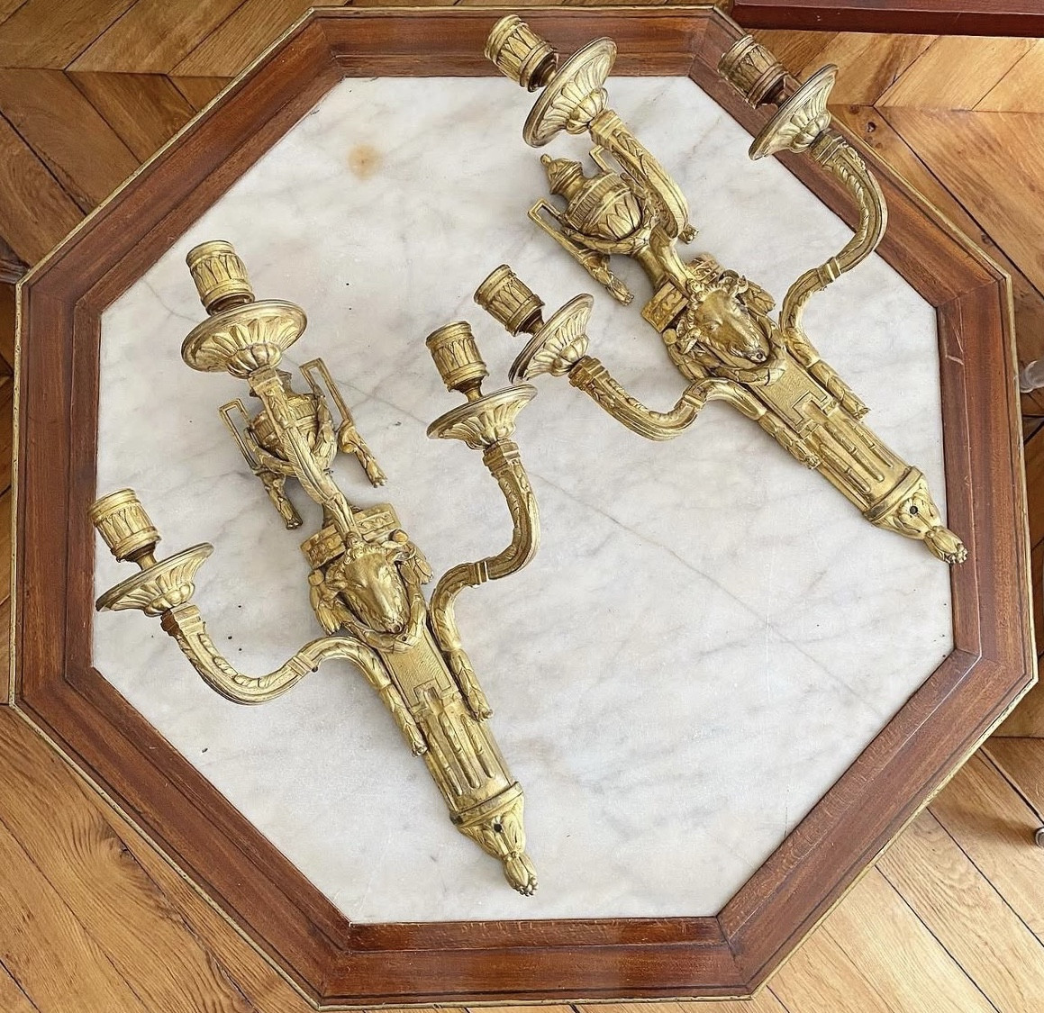 Paire d’appliques à trois bras de lumières à décor de tête de bélier 