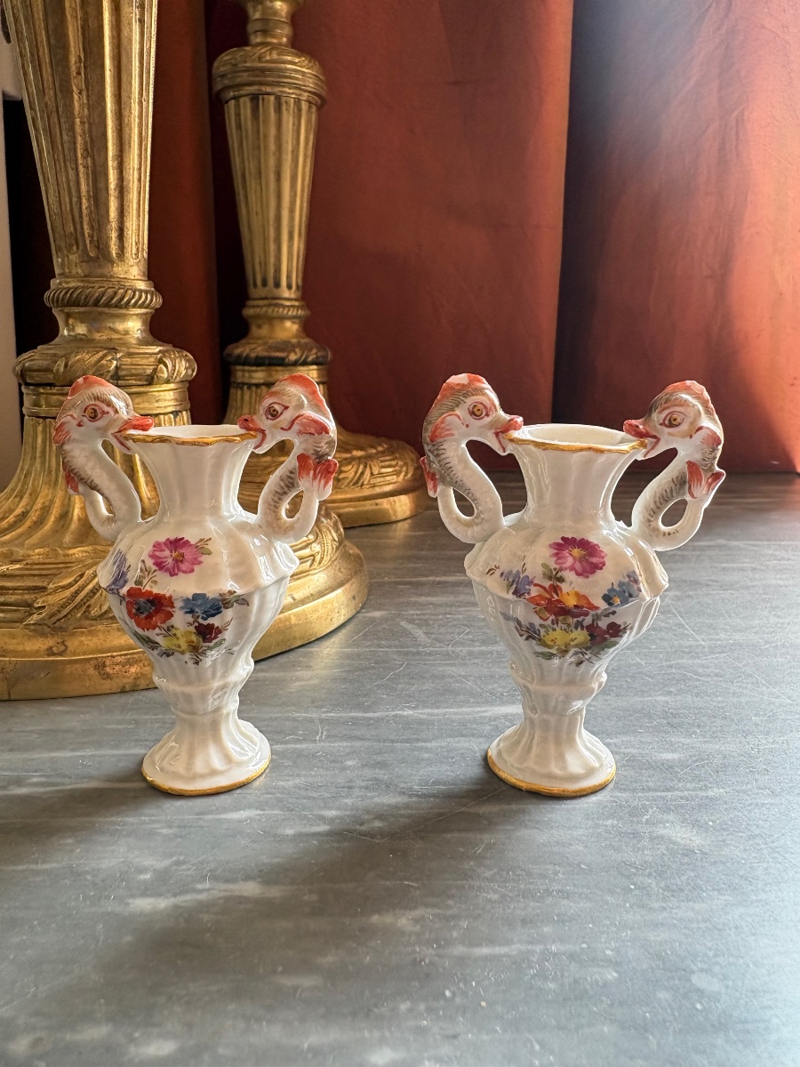 Paire de vases miniatures en porcelaine de Meissen, les anses en forme de dauphin.-photo-2