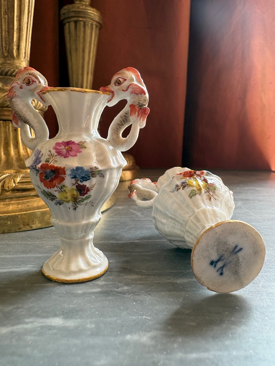 Paire de vases miniatures en porcelaine de Meissen, les anses en forme de dauphin.-photo-4