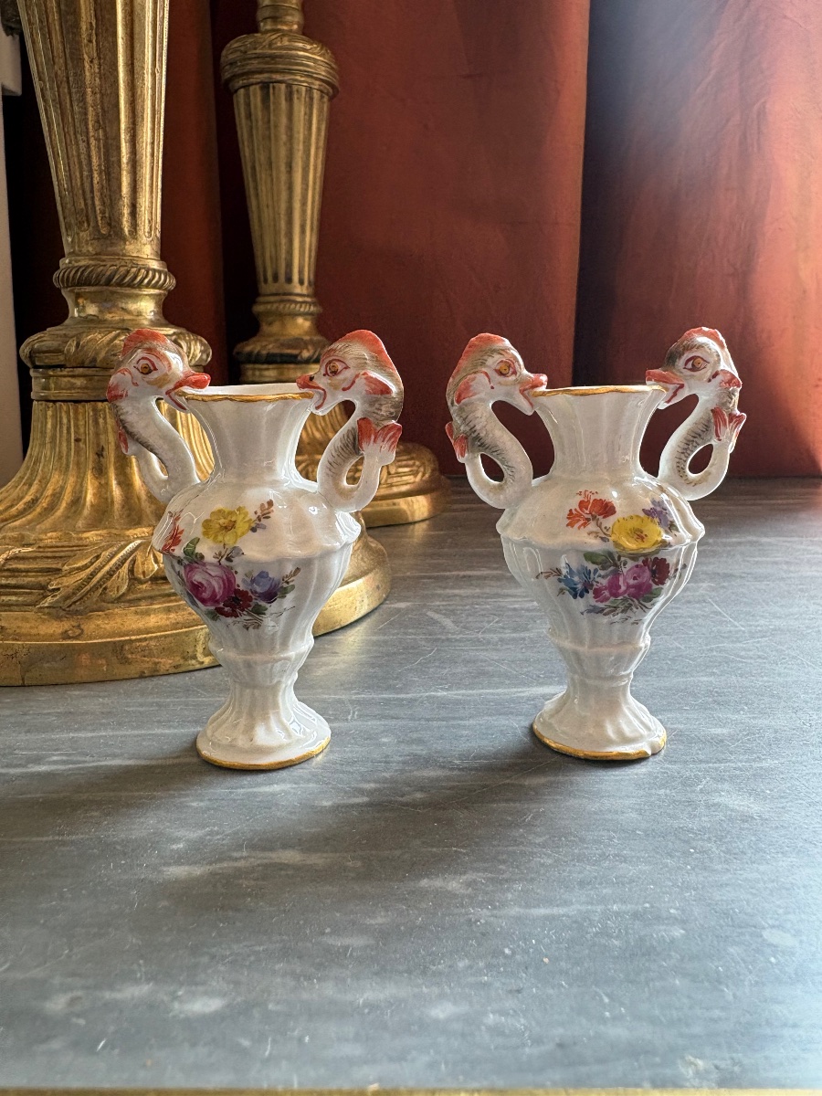 Paire de vases miniatures en porcelaine de Meissen, les anses en forme de dauphin.