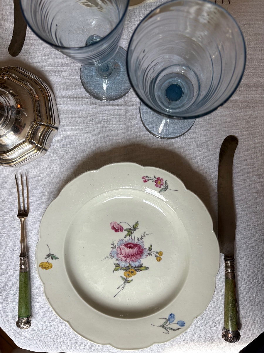 Rare paire d’assiettes en porcelaine tendre polychrome d’Arras-photo-3