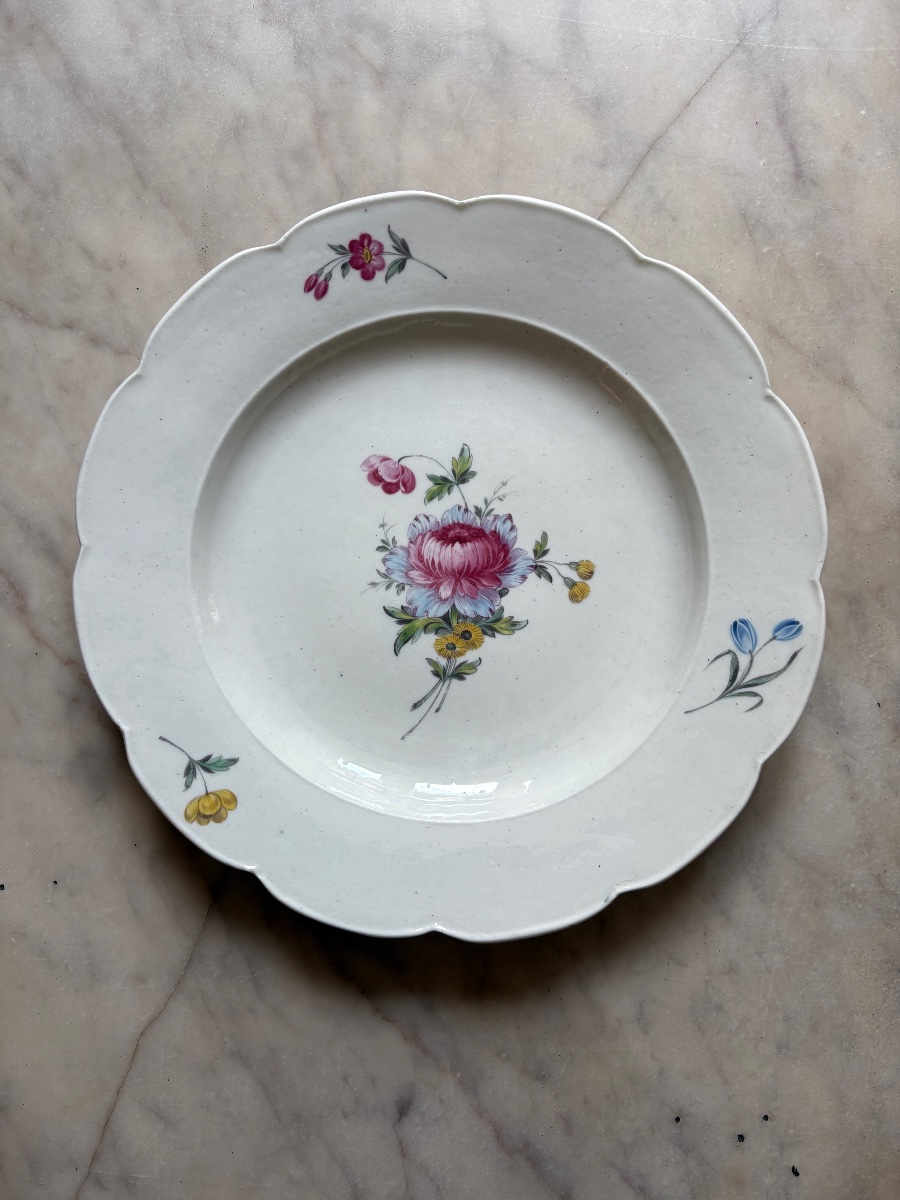 Rare paire d’assiettes en porcelaine tendre polychrome d’Arras-photo-3