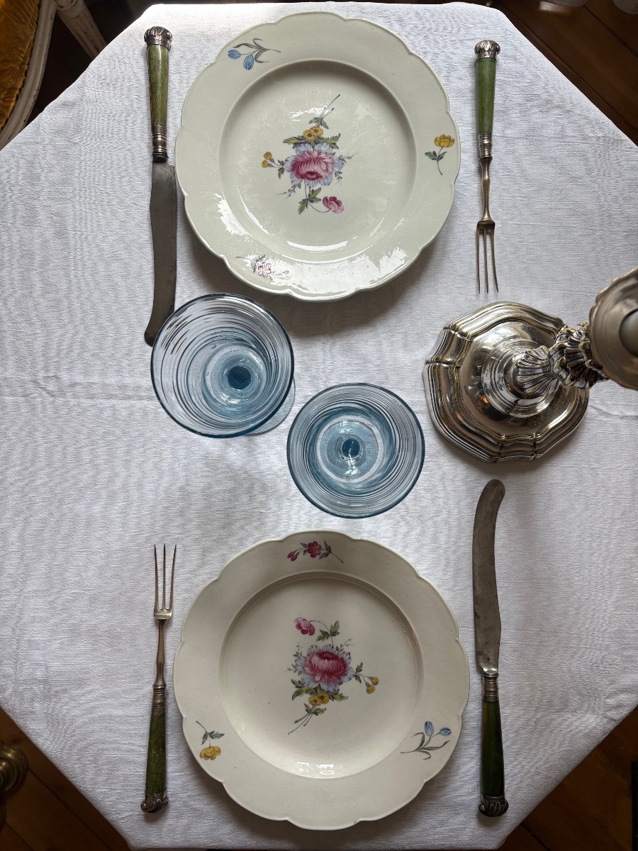 Rare paire d’assiettes en porcelaine tendre polychrome d’Arras