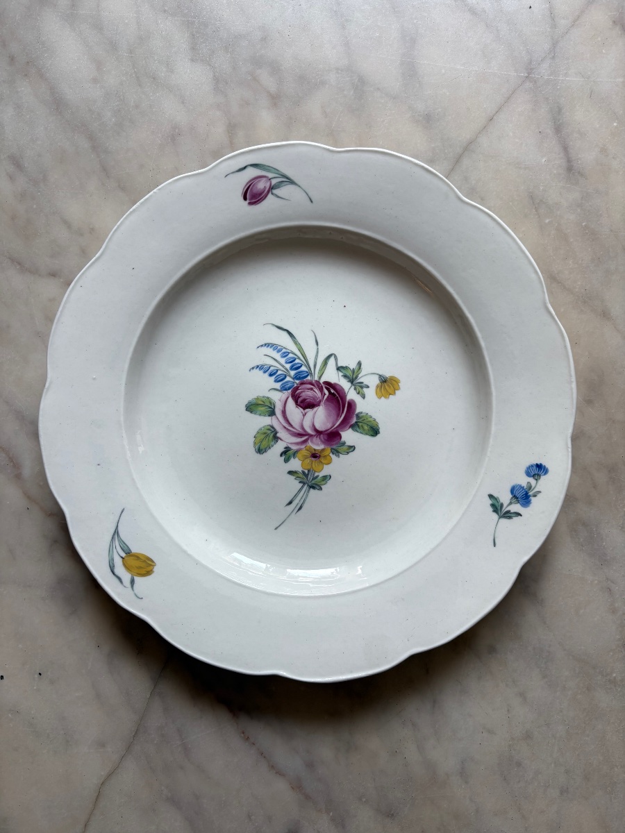 Rare assiette en porcelaine tendre polychrome d’Arras