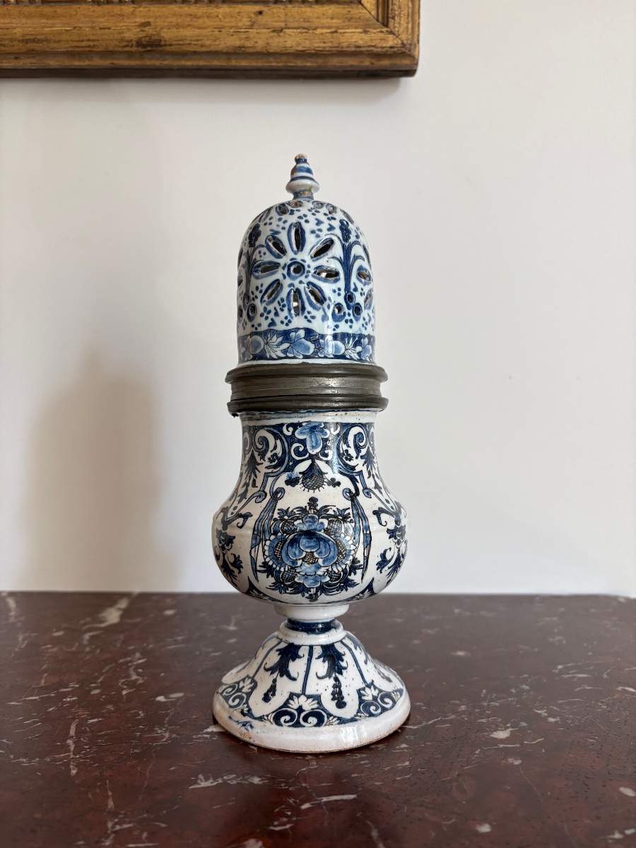 Saupoudreuse en faïence de Rouen du XVIIIe siècle 