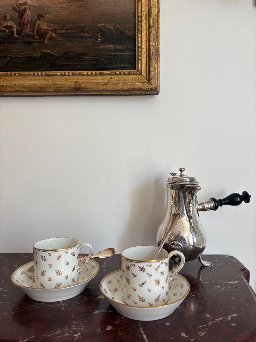 Paire de tasses en porcelaine de Paris, manufacture de Clignancourt du comte de Provence