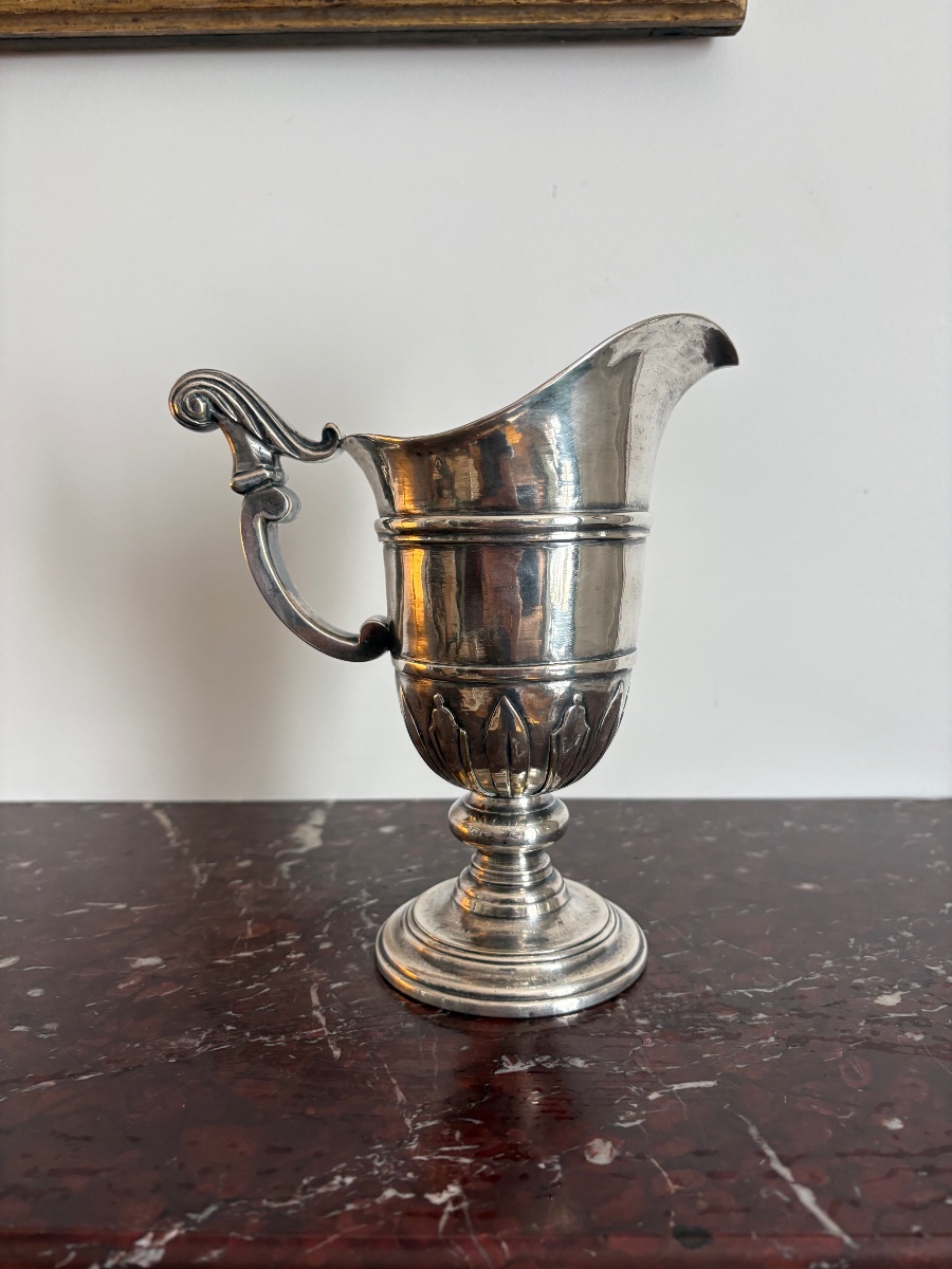 Aiguière casque en métal doublé d’argent du début du XVIIIe siècle 