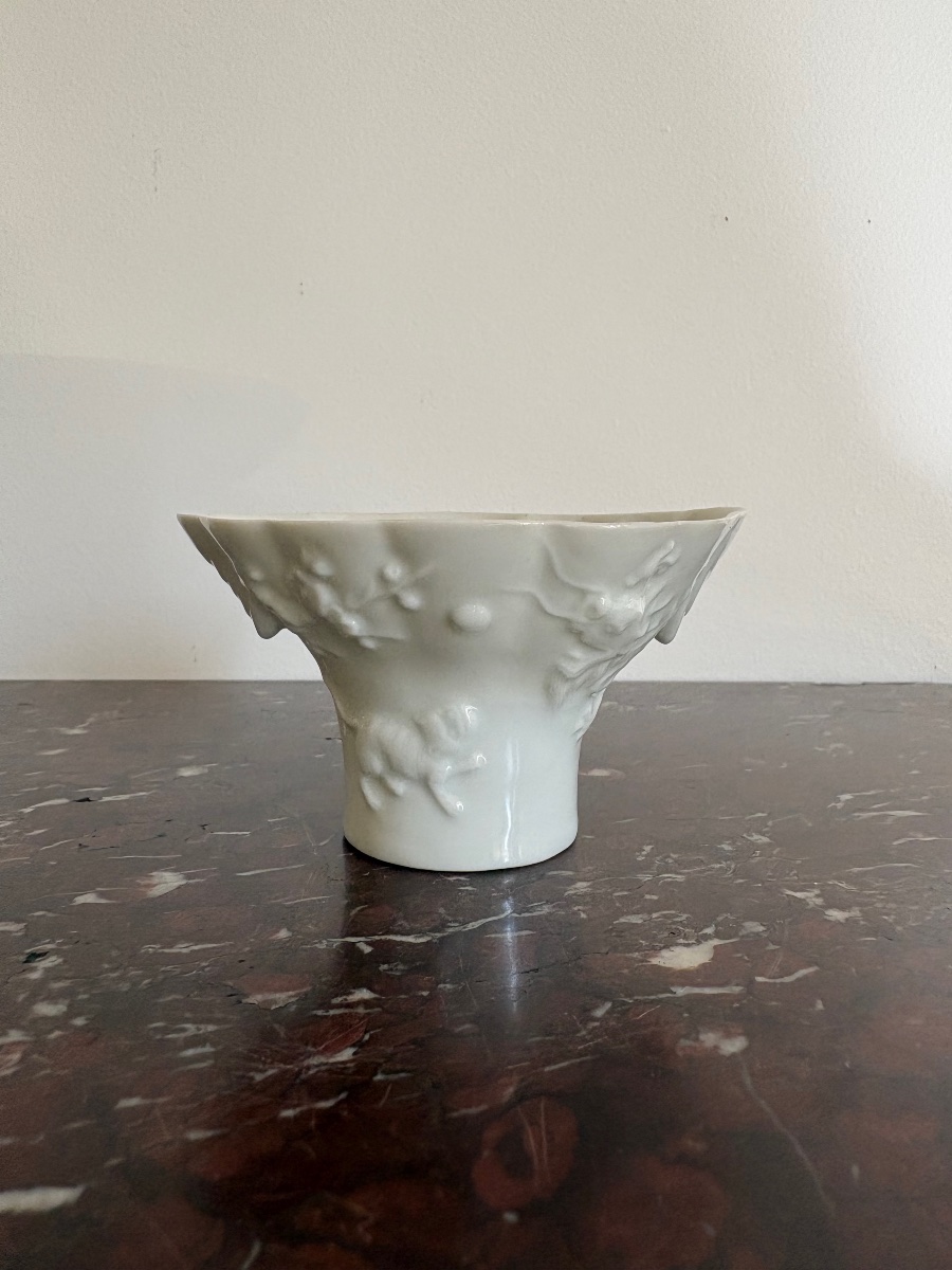 Coupe libatoire en porcelaine blanc de Chine, époque Kangxi.-photo-2