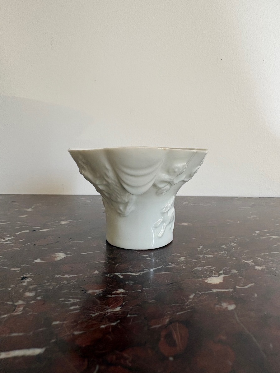 Coupe libatoire en porcelaine blanc de Chine, époque Kangxi.-photo-3