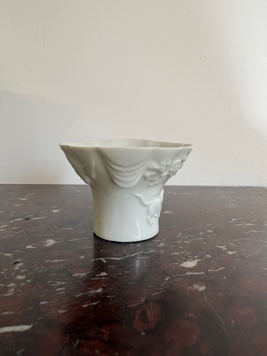 Coupe libatoire en porcelaine blanc de Chine, époque Kangxi.-photo-4