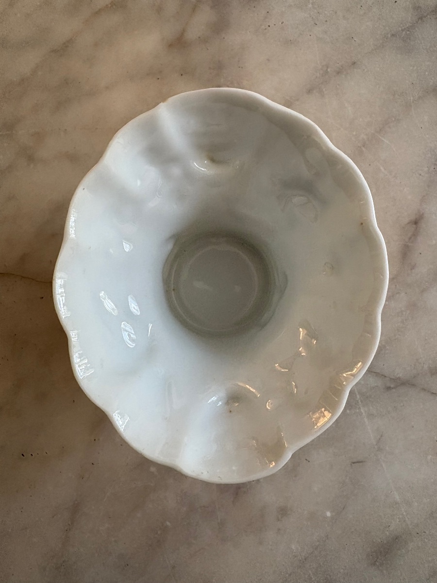 Coupe libatoire en porcelaine blanc de Chine, époque Kangxi.-photo-1