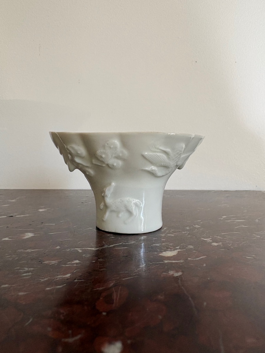 Coupe libatoire en porcelaine blanc de Chine, époque Kangxi.