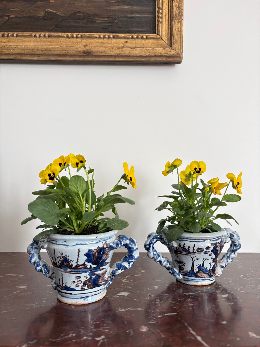 Paire de pots à fleurs en faïence de Nevers du XVIIe siècle -photo-2