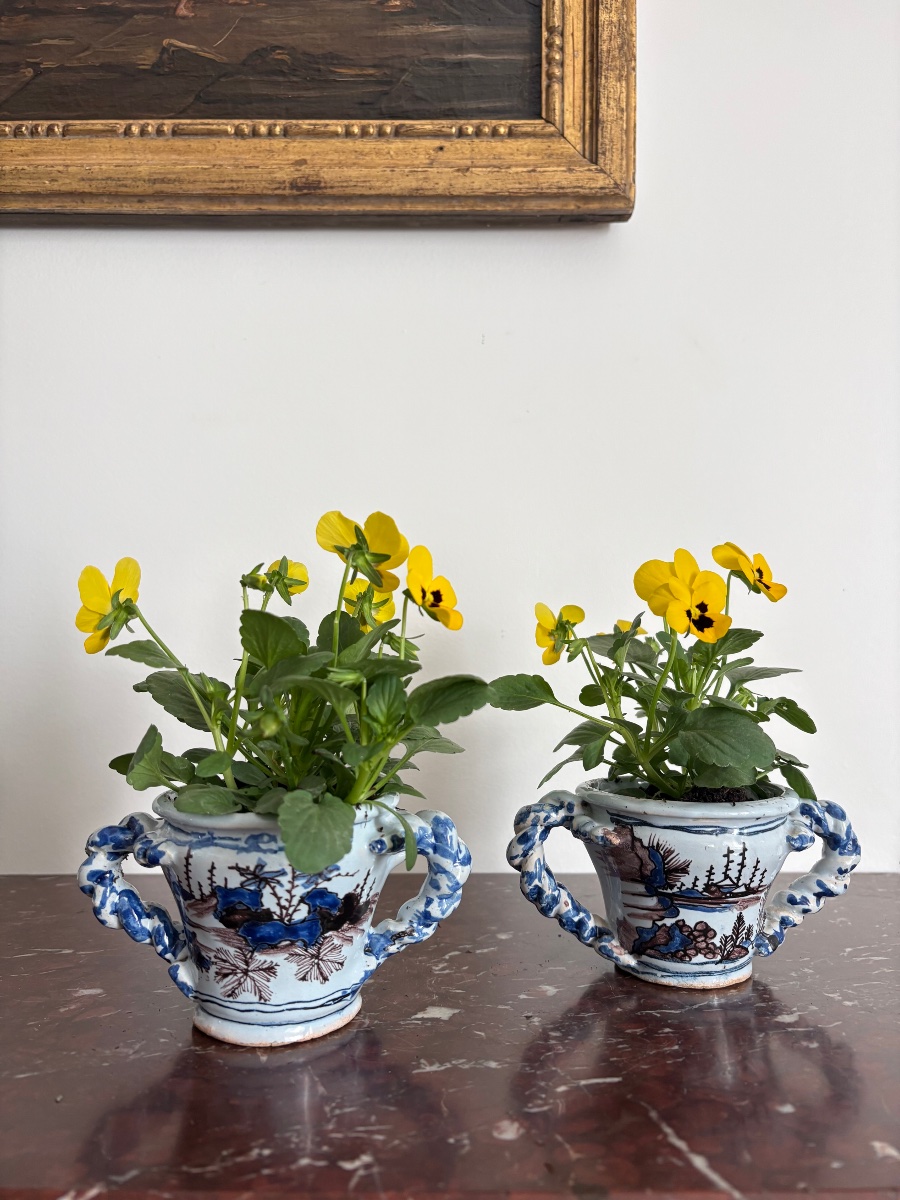 Paire de pots à fleurs en faïence de Nevers du XVIIe siècle 