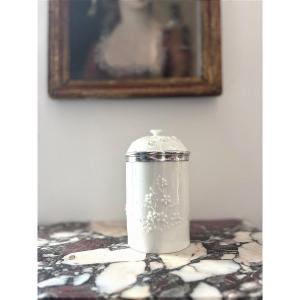 Pot à tabac en porcelaine tendre de Mennecy