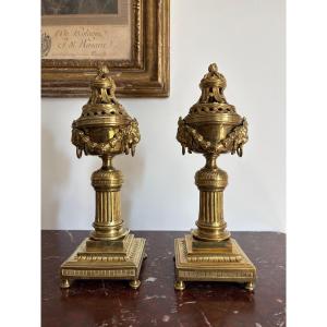 Paire de flambeaux cassolettes à têtes de lion