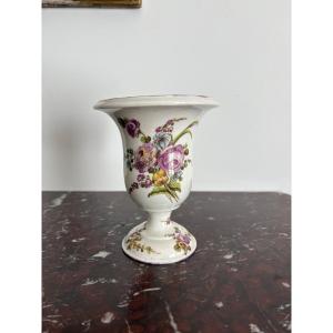 Vase Médicis en porcelaine tendre de Mennecy