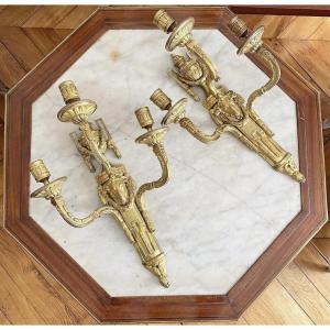 Paire d’appliques à trois bras de lumières à décor de tête de bélier 