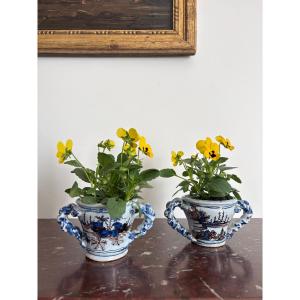 Paire de pots à fleurs en faïence de Nevers du XVIIe siècle