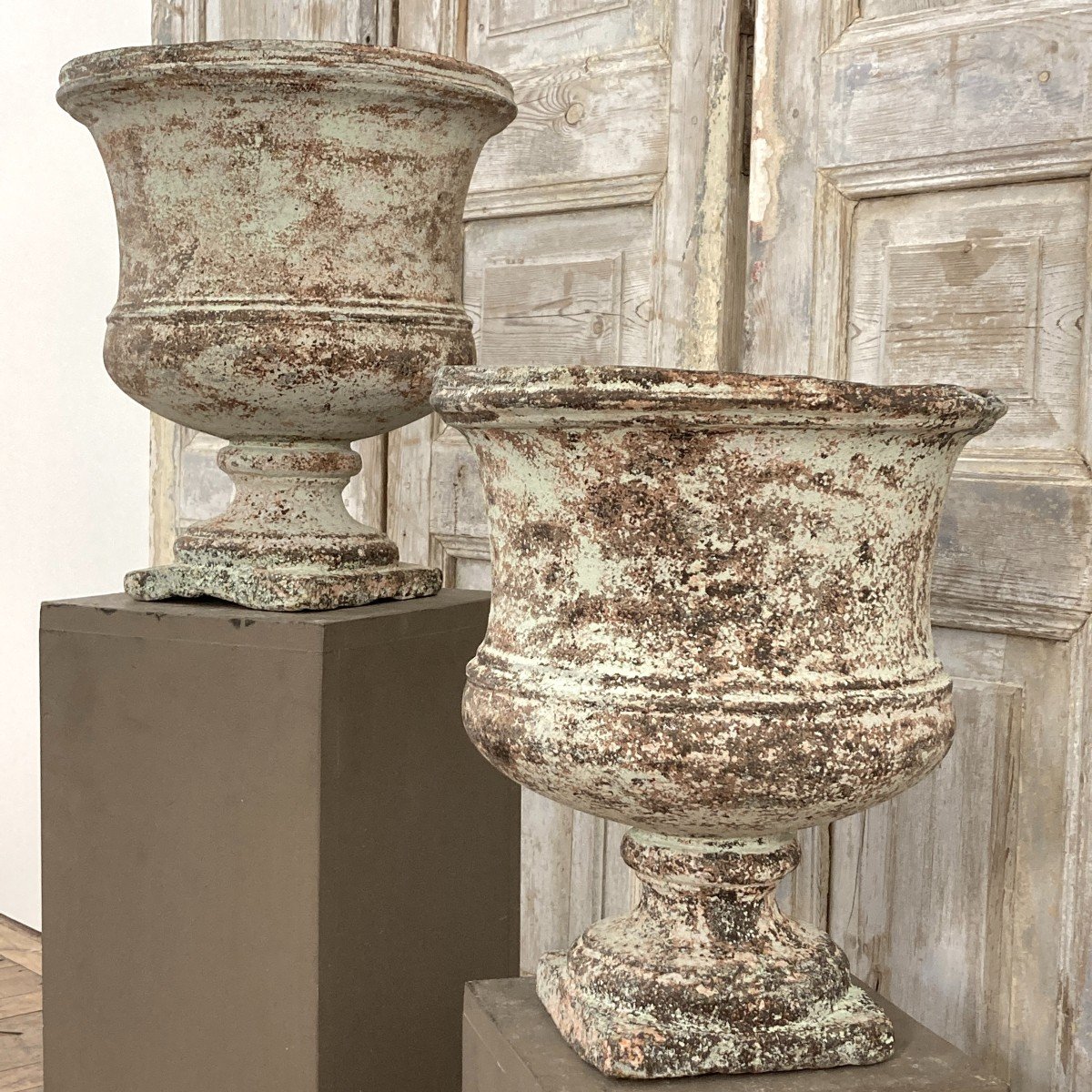 Pair Of Cast Iron Vases XVIII-photo-2