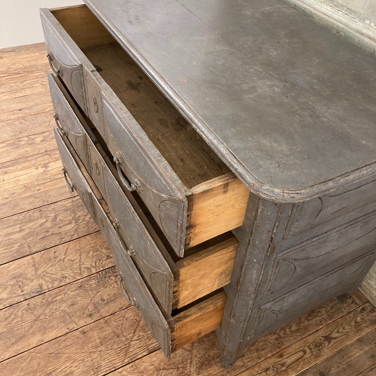 Louis XIV Painted Commode-photo-3