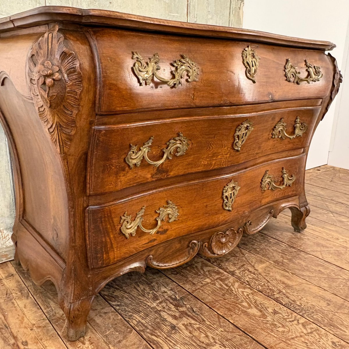 18th Century Bombé Commode-photo-3