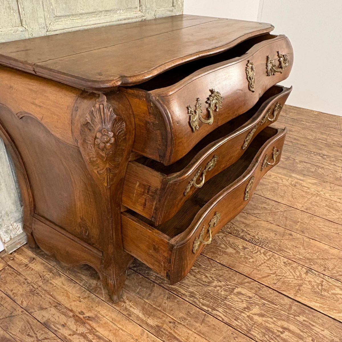 18th Century Bombé Commode-photo-4
