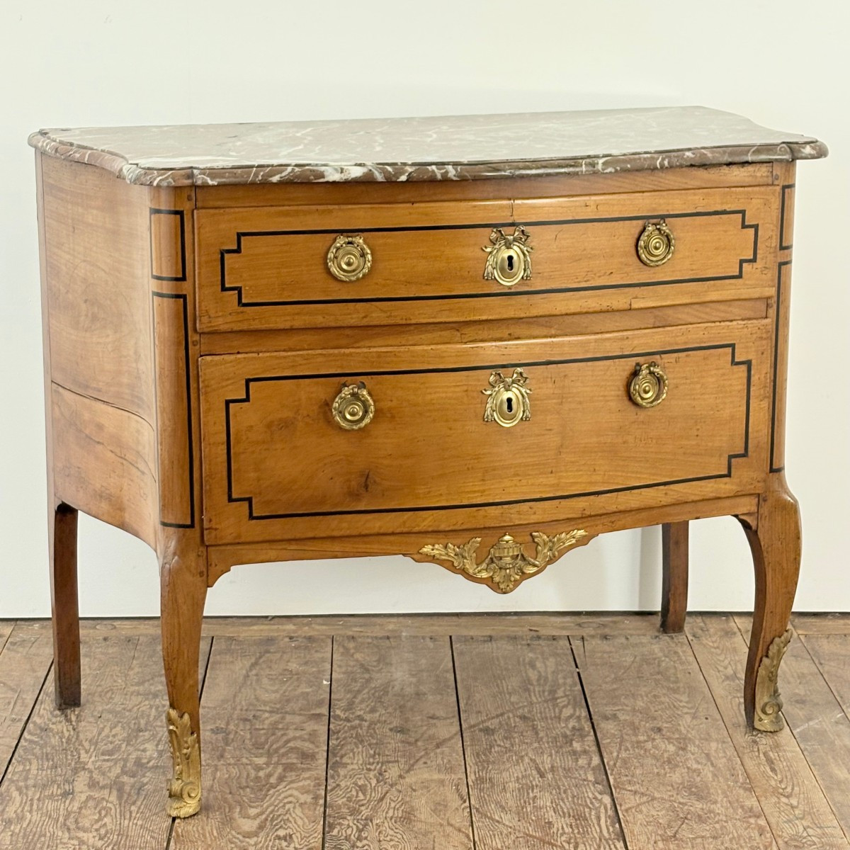 Petite commode d'époque Transition Louis XV Louis XVI