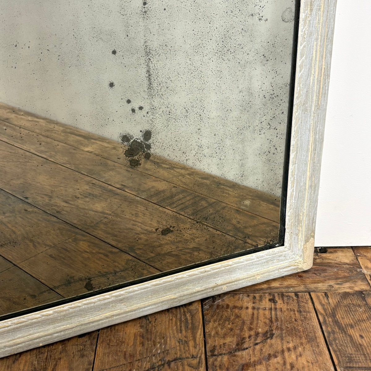 18th-century Wood-framed Mirror-photo-2