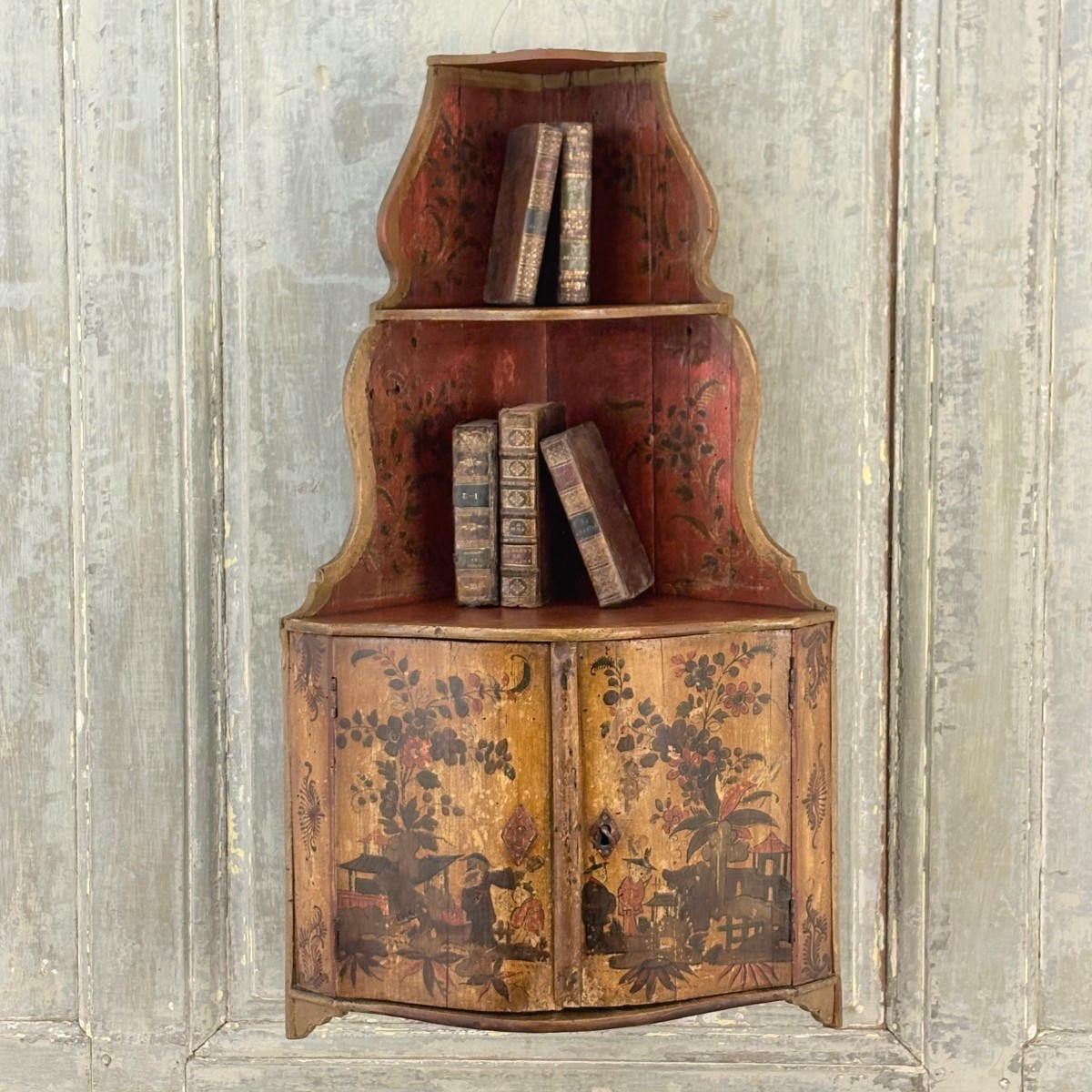 Petite étagère d'angle au vernis Martin XVIII