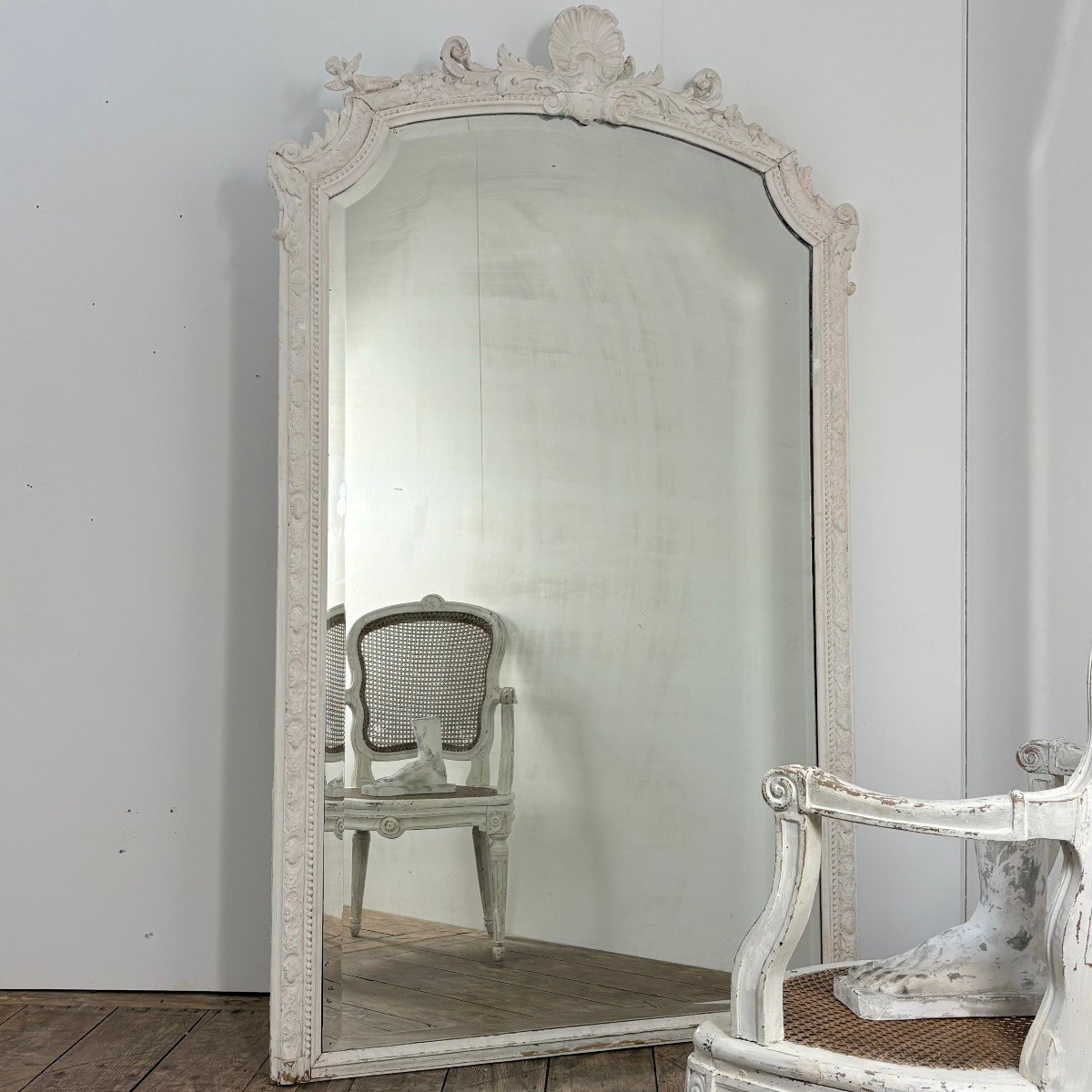Grand miroir de boiserie de style régence