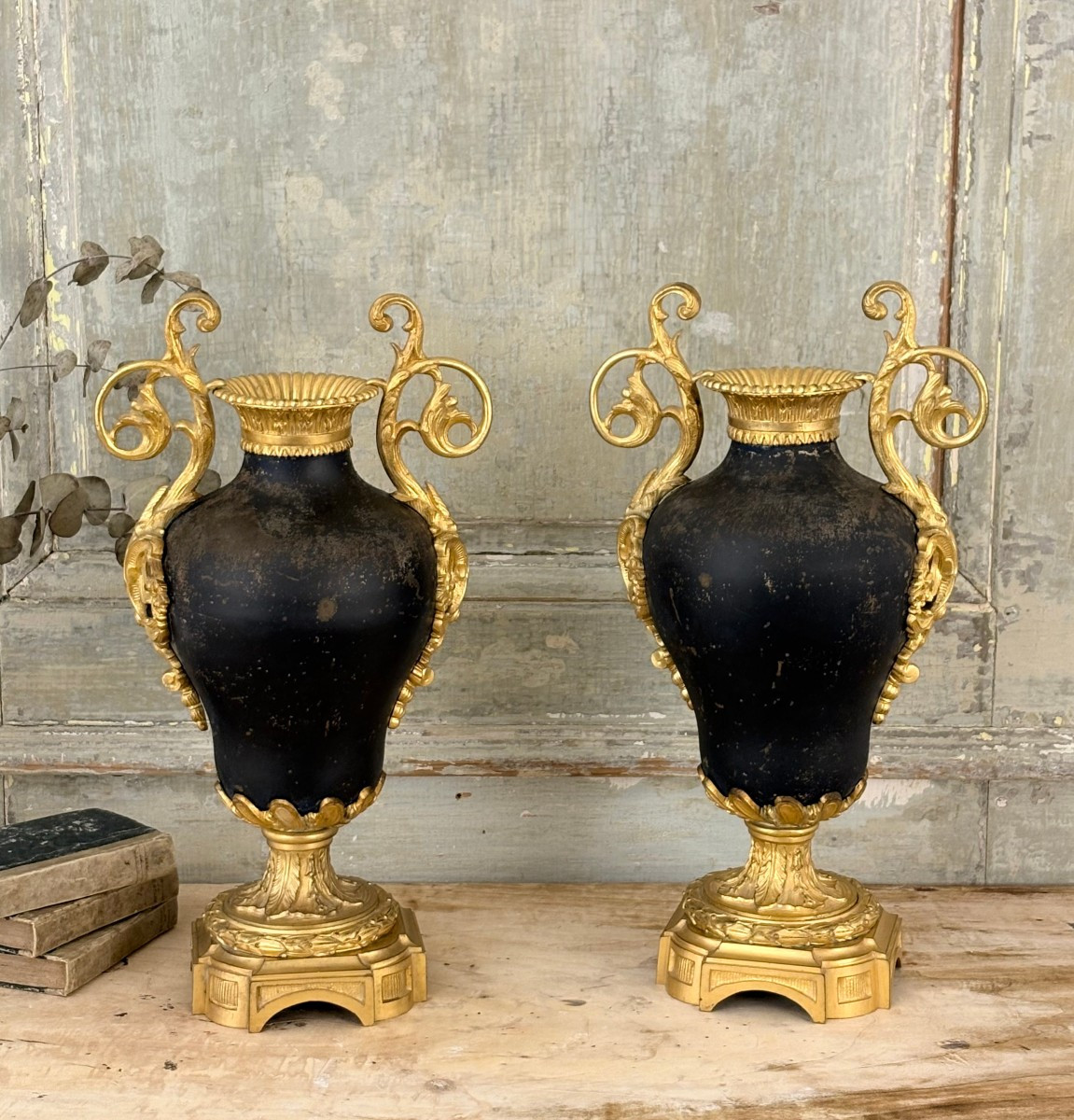 Paire de vases en bronze et tôle XIXe