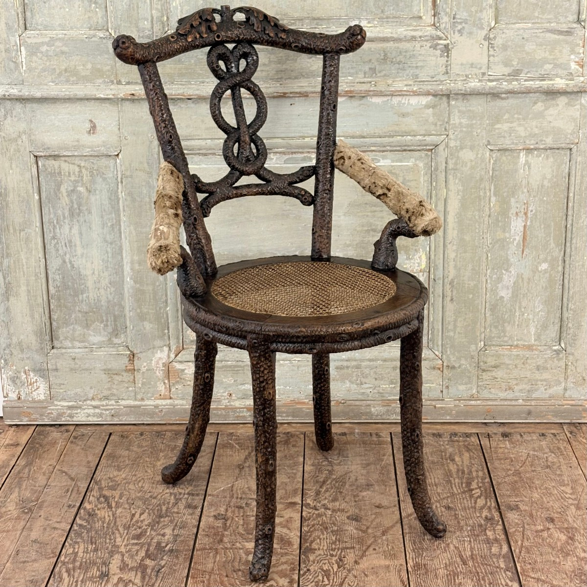 Chaise en bois sculpté forêt noire XIXe