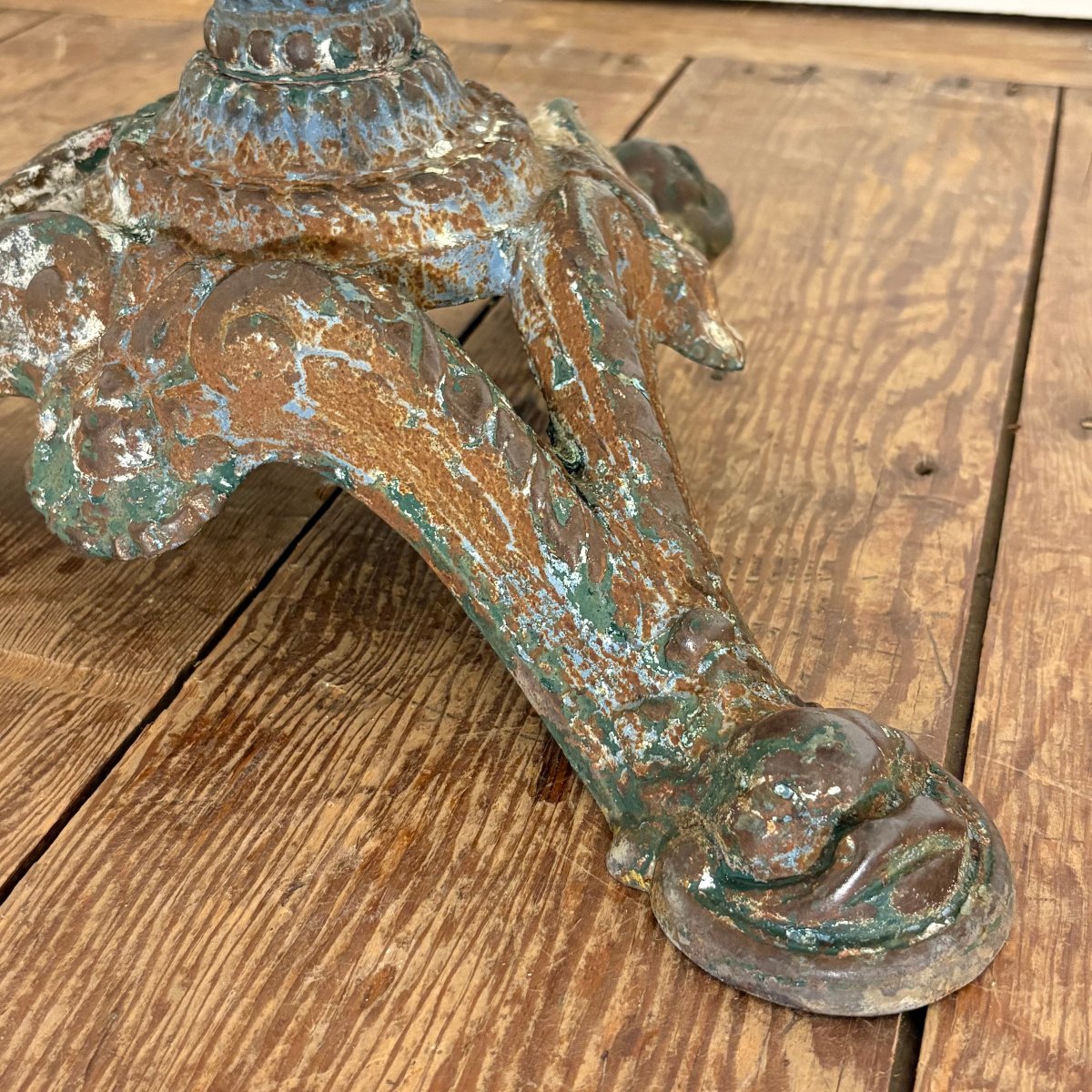 Cast-iron Pedestal Table XIX-photo-1