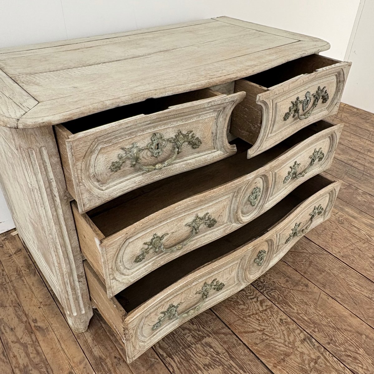 Petite commode galbée en chêne XVIII-photo-4