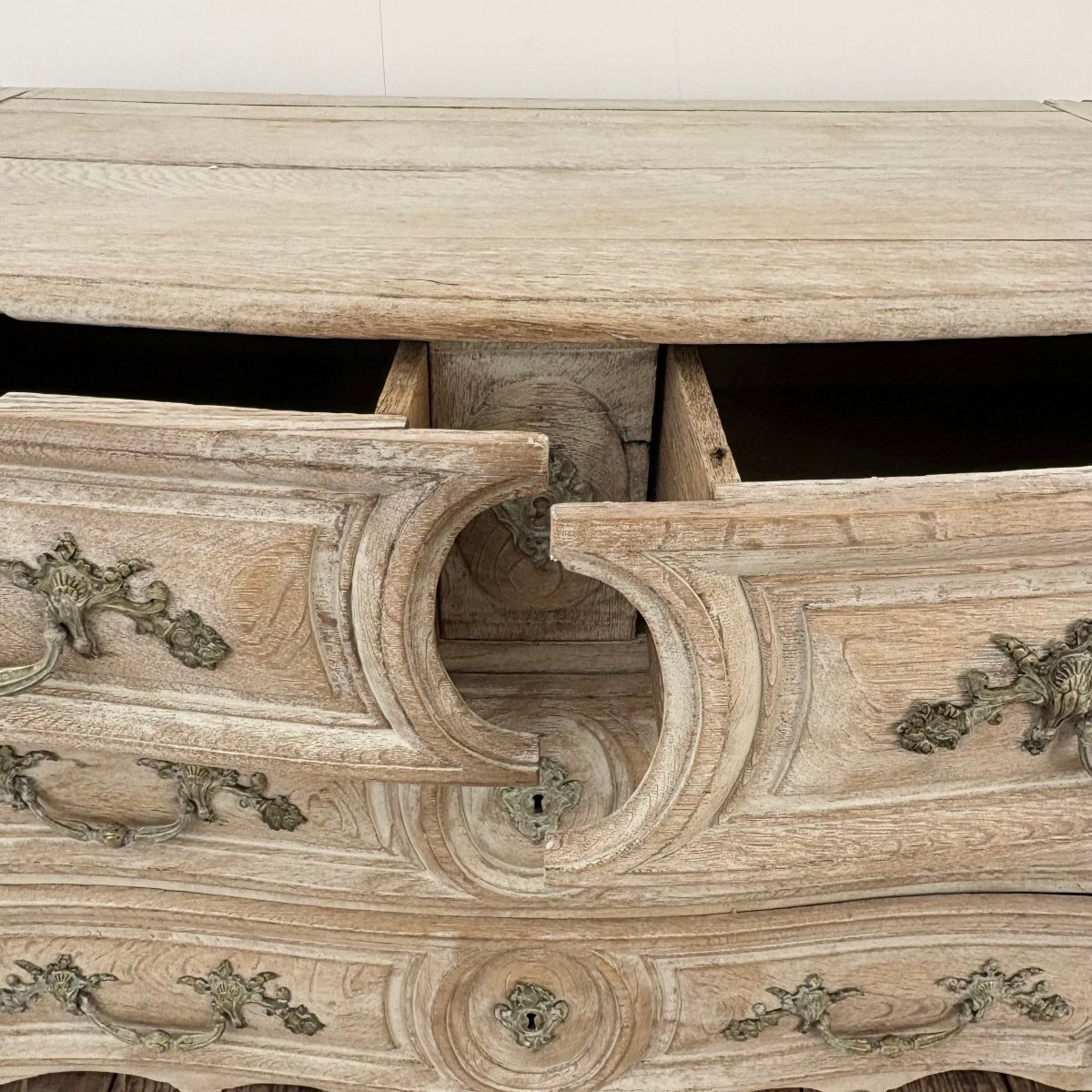 Petite commode galbée en chêne XVIII-photo-1