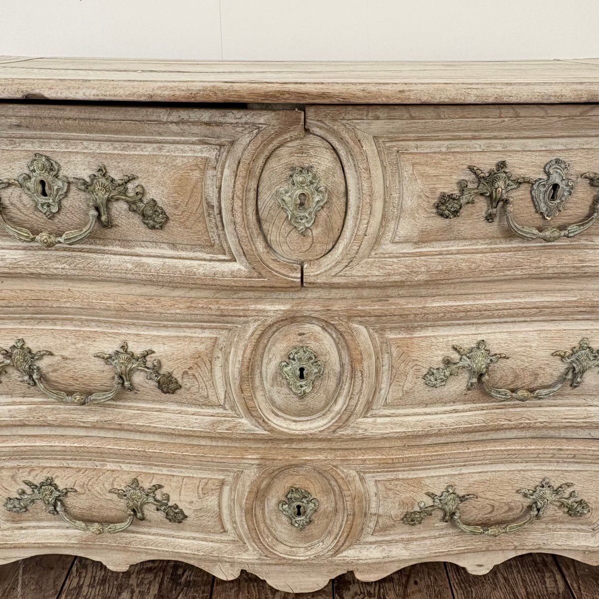 Petite commode galbée en chêne XVIII-photo-2