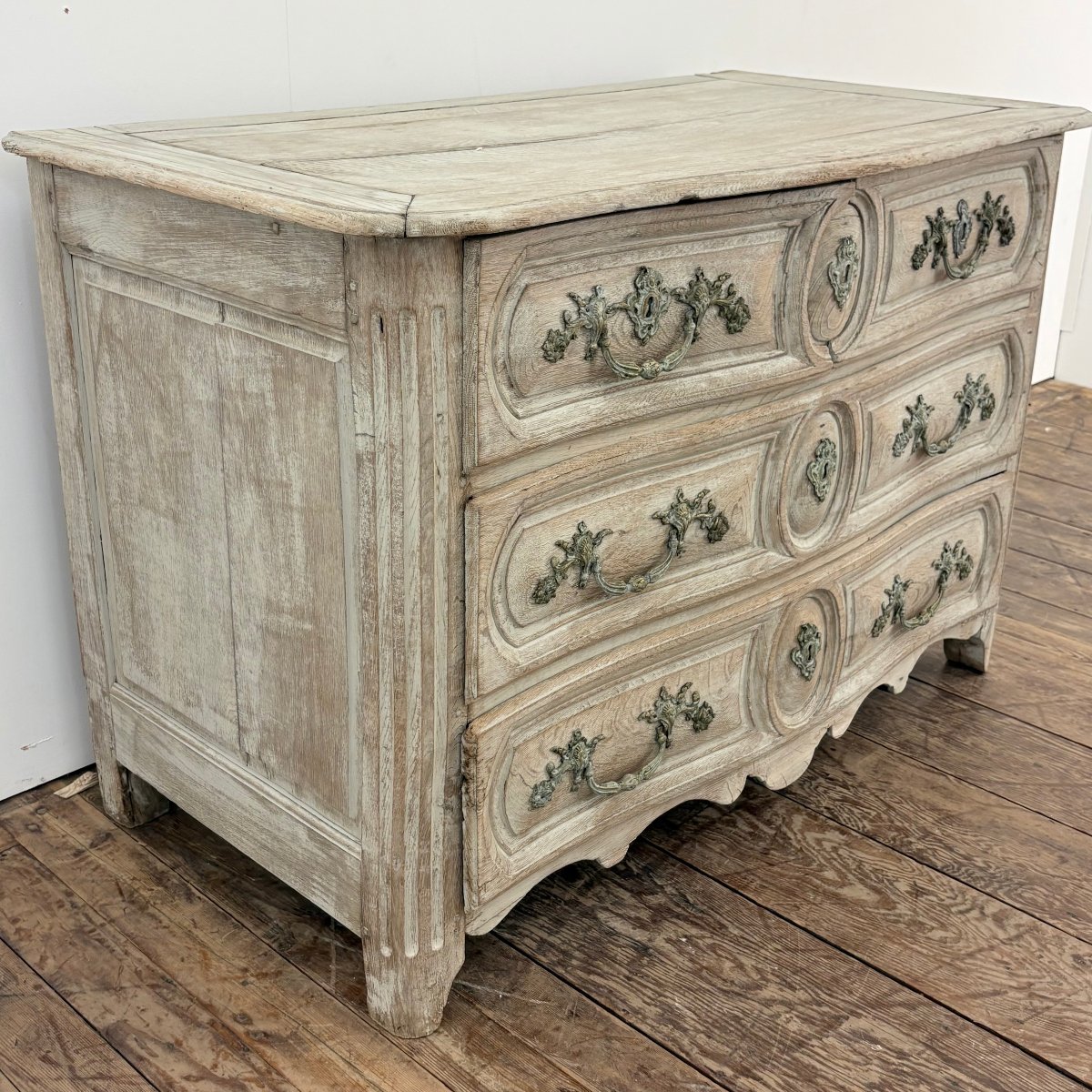 Petite commode galbée en chêne XVIII-photo-3