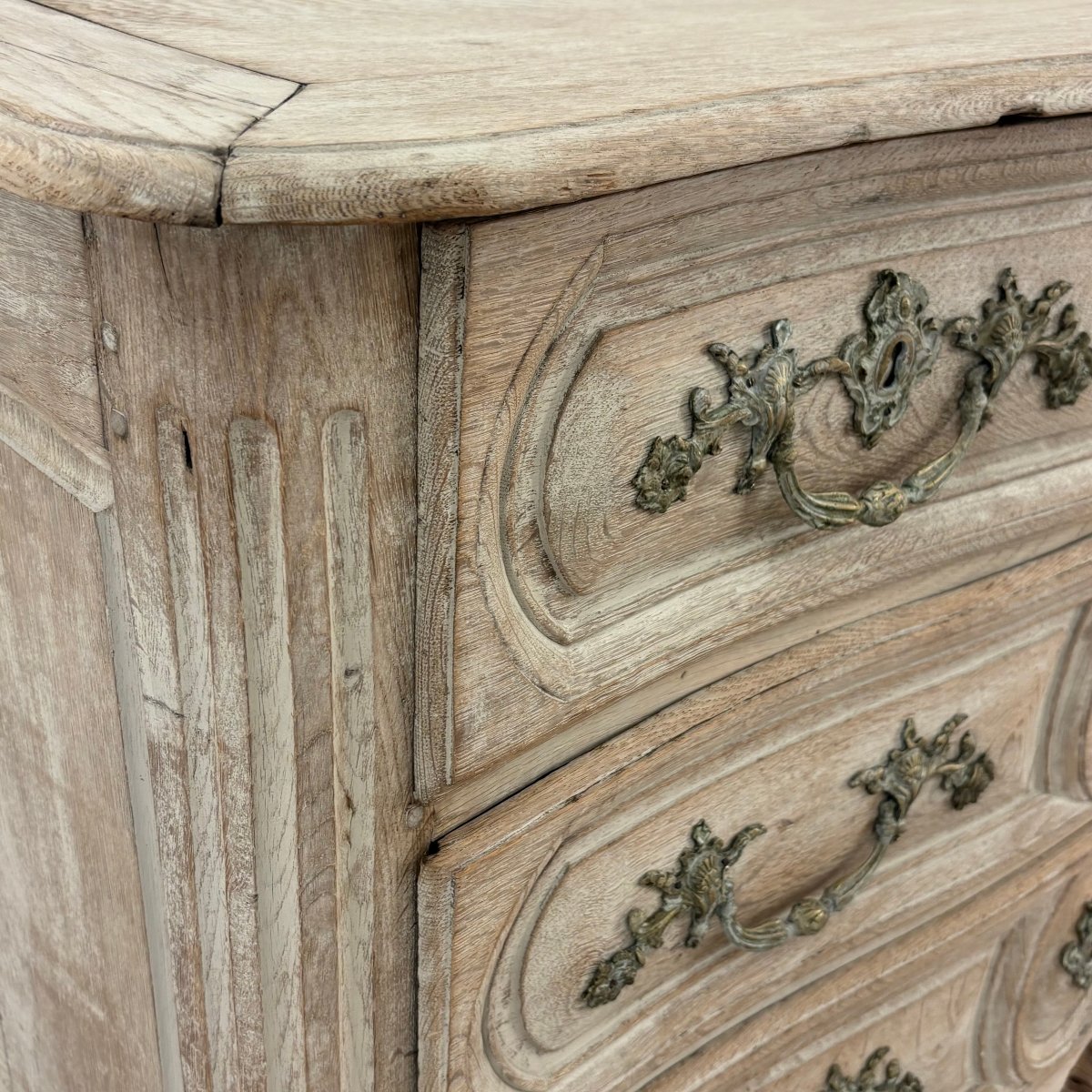 Petite commode galbée en chêne XVIII-photo-4