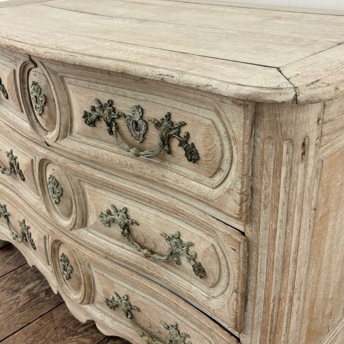 Petite commode galbée en chêne XVIII-photo-5