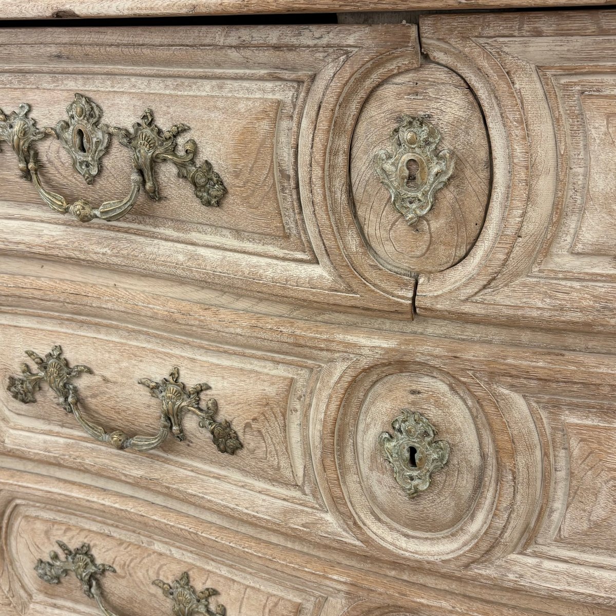 Petite commode galbée en chêne XVIII-photo-6