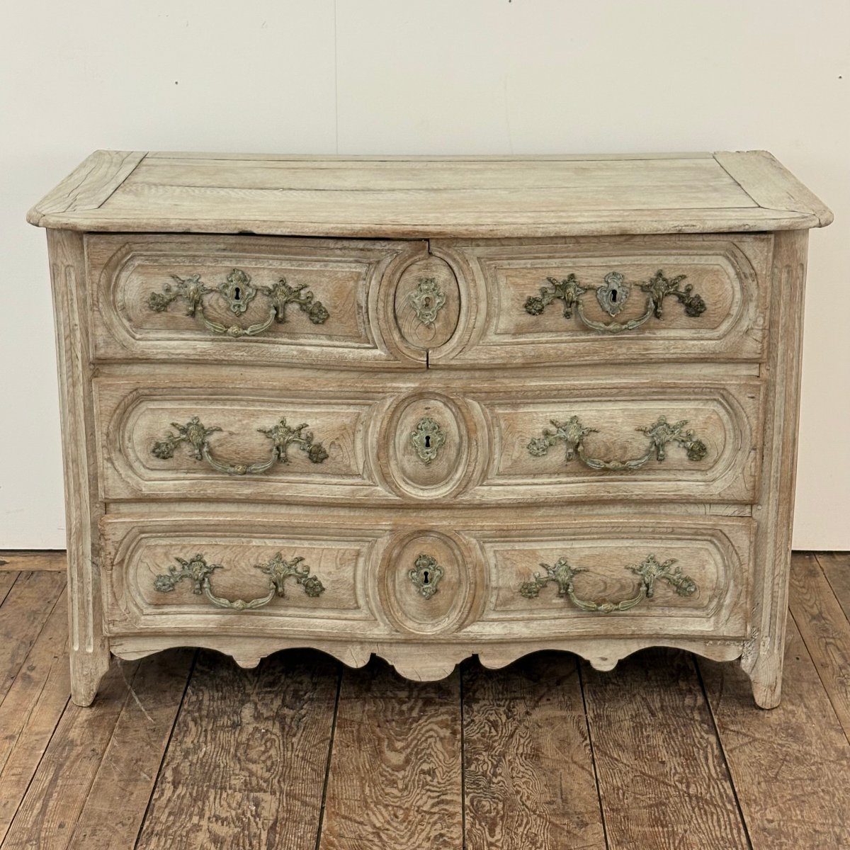 Petite commode galbée en chêne XVIII-photo-8
