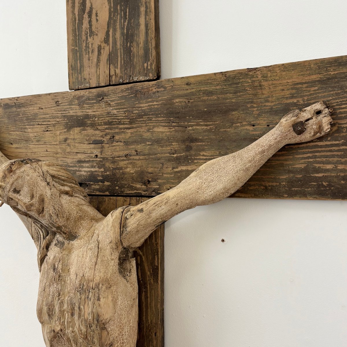 Grand Christ en bois sculpté polychrome XVIIe-photo-3