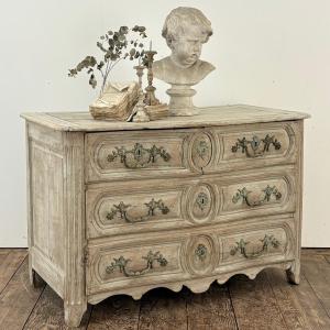 Petite commode galbée en chêne XVIII