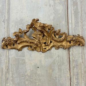 Elément de boiserie en bois sculpté doré XVIIIe